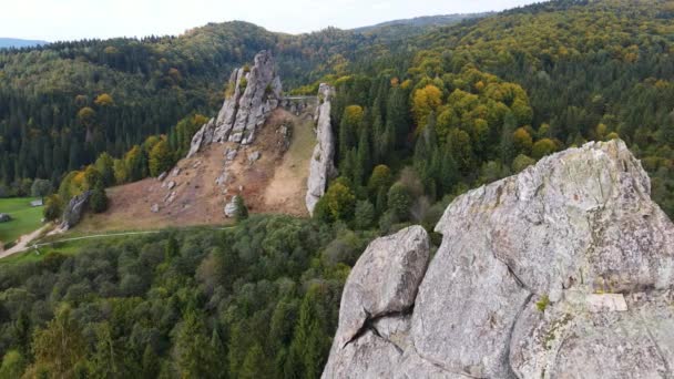 Вид с воздуха на знаменитую крепость Тустань. Украинский средневековый скальный памятник в национальном парке — стоковое видео