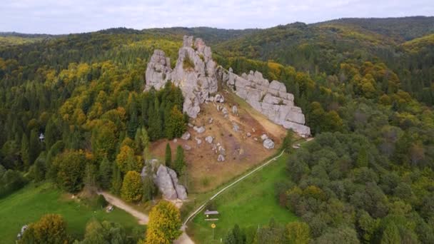 Flygdrönare utsikt över berömda Tustan fästning. Ukrainska medeltida Cliff-side monument i nationalparken — Stockvideo
