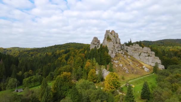 Vue aérienne par drone de la célèbre forteresse de Tustan. Monument médiéval ukrainien à flanc de falaise dans le parc national — Video