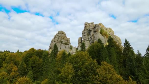 Flygdrönare utsikt över berömda Tustan fästning. Ukrainska medeltida Cliff-side monument i nationalparken — Stockvideo