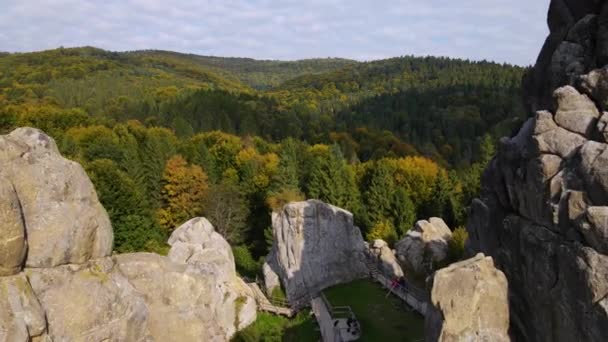 Vue aérienne par drone de la célèbre forteresse de Tustan. Monument médiéval ukrainien à flanc de falaise dans le parc national — Video