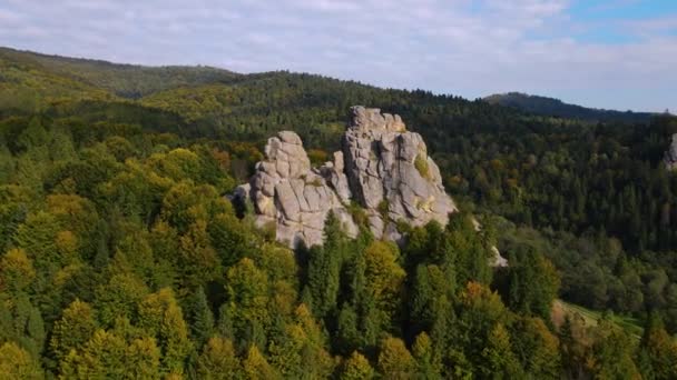 Aerial drone view of famous Tustan fortress. Ukrainian medieval cliff-side monument in national park — Stock Video