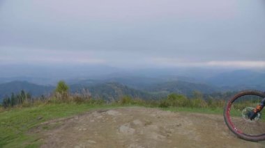 Bisikletçiler dağlarda geziyor.