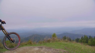 Bisikletçiler dağlarda geziyor.