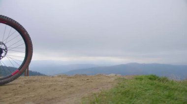 Bisikletçiler dağlarda geziyor.