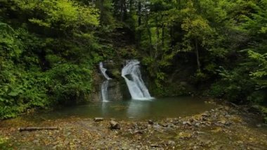 Şelale Gurkalo Ukrayna Karpatlar vadisinde küçük bir köy yakınlarında