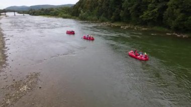 Dağlarda nehirde rafting yapmak