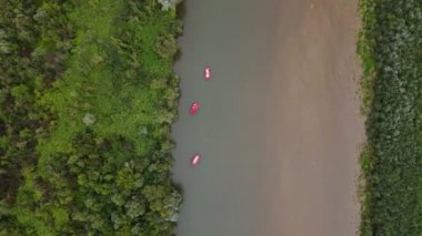 Dağlarda nehirde rafting yapmak