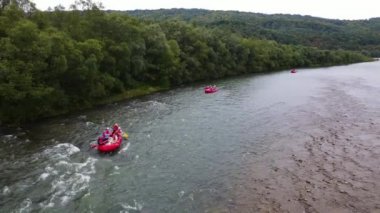 Dağlarda nehirde rafting yapmak