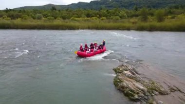Dağlarda nehirde rafting yapmak