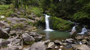 Milli doğa parkı Skolevsky beskydy de Kamyanka watterfall, Ukrayna