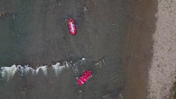 Rafting en el río en las montañas — Vídeos de Stock