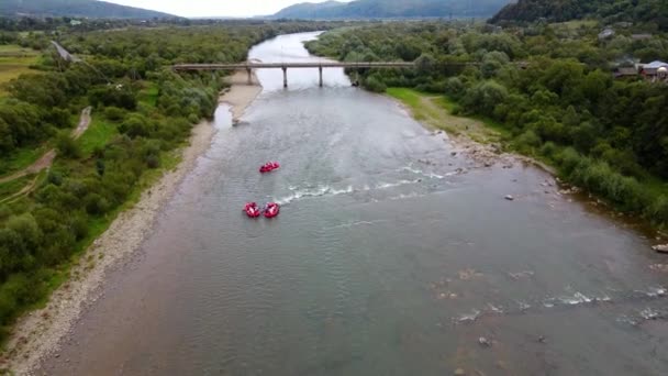 Forsränning på floden i bergen — Stockvideo
