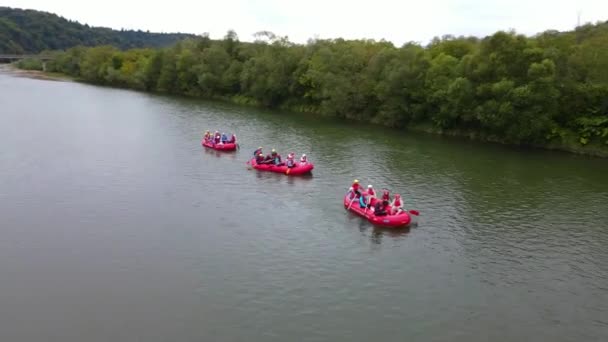 Rafting na řece v horách — Stock video