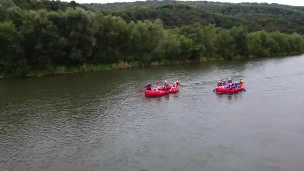 Dağlarda nehirde rafting yapmak — Stok video