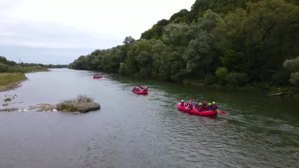 Spływ po rzece w górach — Wideo stockowe