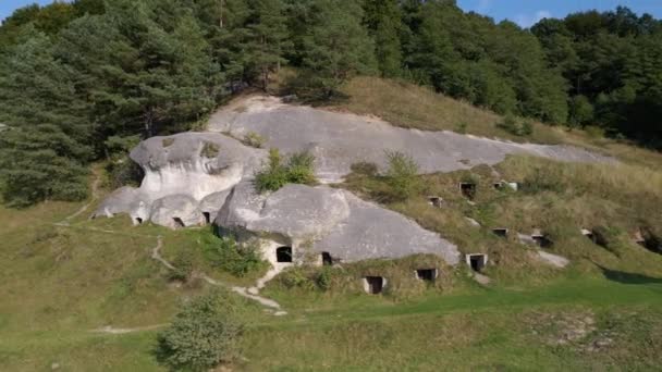 Ugoda Stilskoe. Stare domy w skale pod Lwowem na Ukrainie. Rozliczenie białych Chorwatów. Stilske Horodyshche, Stilsko — Wideo stockowe