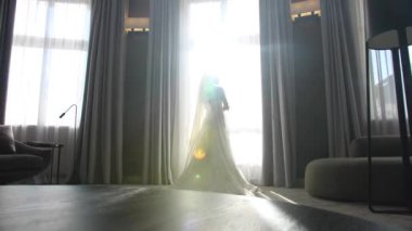 Pencerenin kenarında güzel gelin