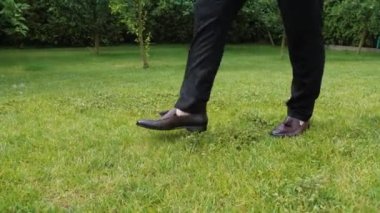 Erkek adımları yakın çekim. Yavaş çekim.