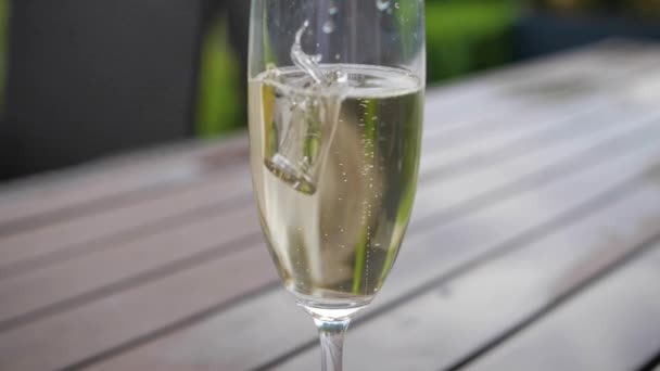 Vigselringar i ett glas champagne — Stockvideo