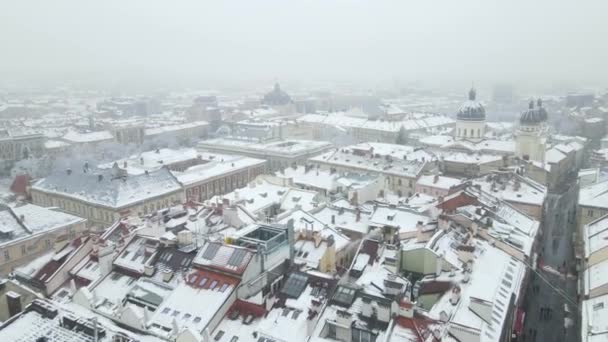 Vista aérea del casco antiguo de Lviv en invierno — Vídeos de Stock