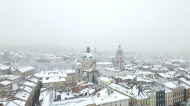 Kışın eski Lviv kasabasının havadan görünüşü