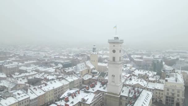 Luchtfoto van de oude binnenstad van Lviv in de winter — Stockvideo