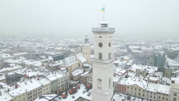 Flygfoto över Lviv gamla stan på vintern — Stockvideo