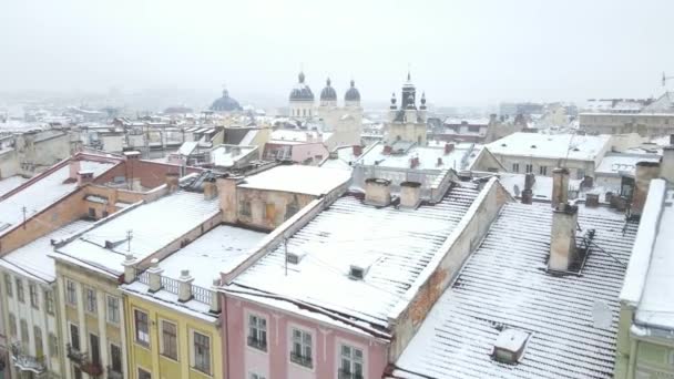 Vedere aeriană a orașului vechi Lviv în timpul iernii — Videoclip de stoc