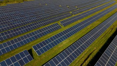 Güneş enerjisiyle çalışan bir tesiste güneş panelinin uzaktan kumandalı görüntüleri.