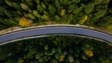 Dağlarda yol. Hava fotoğrafçılığı