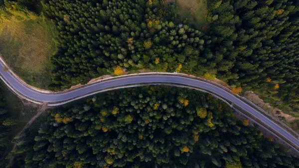 Camino en las montañas. Fotografía aérea — Foto de Stock