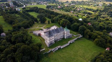 Yaşlı Castle. Pidhirtsi Kalesi, Lviv bölgesi, Ukrayna. Güzel ortaçağ kalesi.