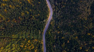 Dağlarda yol. Hava fotoğrafçılığı