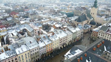 Kışın eski Lviv kasabasının havadan görünüşü