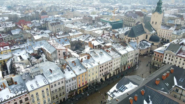 Kışın eski Lviv kasabasının havadan görünüşü