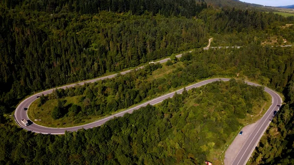 Camino curvo en las montañas — Foto de Stock