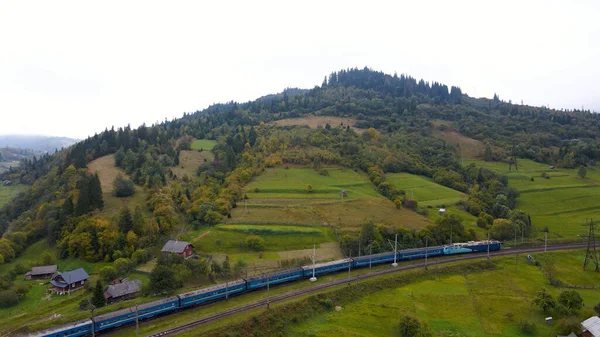 Le train va dans les montagnes — Photo