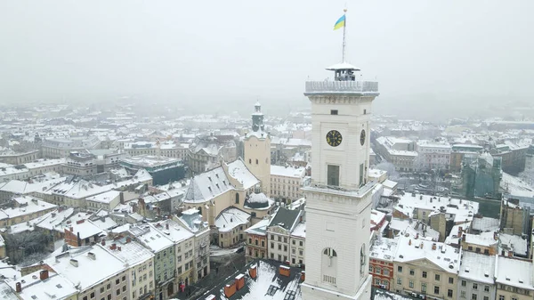 Kışın eski Lviv kasabasının havadan görünüşü