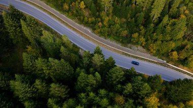 Dağlarda yol. Hava fotoğrafçılığı.