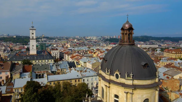 Eski şehir Lviv, Ukrayna 'nın merkezindeki Dominik Kilisesi' nin klibi.