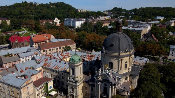 Eski şehir Lviv, Ukrayna 'nın merkezindeki Dominik Kilisesi' nin klibi.