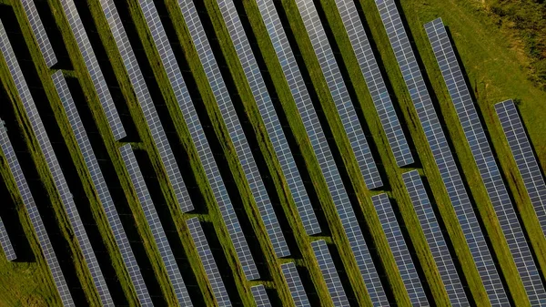 Drone tiro de fileiras de painéis solares em uma instalação de energia solar — Fotografia de Stock