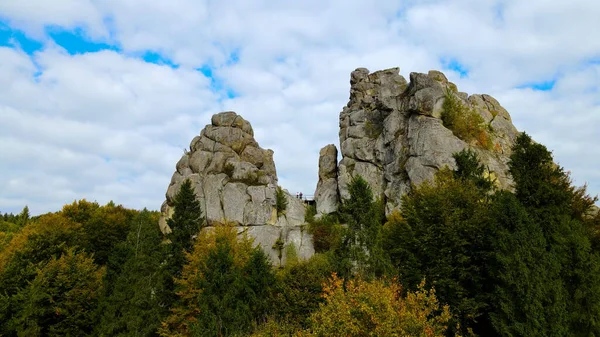 Ünlü Tustan kalesinin insansız hava aracı görüntüsü. Ulusal parktaki Ukrayna ortaçağ uçurum kenarı anıtı