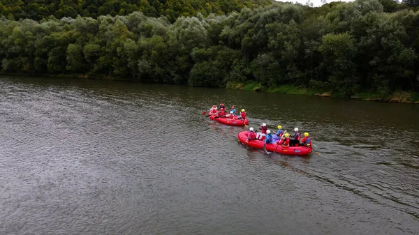Dağlarda nehirde rafting yapmak