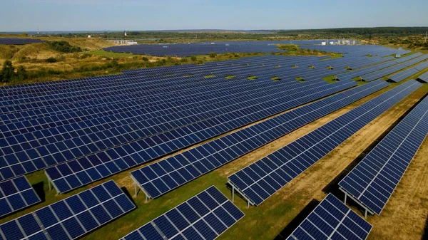 Drone shot van zonnepaneel rijen op een zonne-energie faciliteit Rechtenvrije Stockfoto's