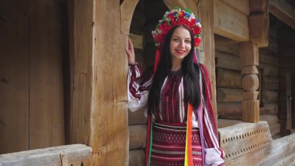 Украинка в традиционном украинском национальном костюме — стоковое видео