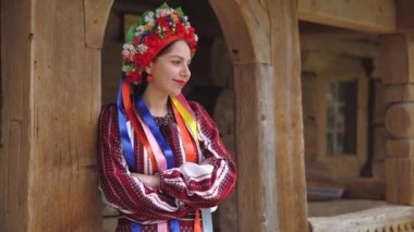 Geleneksel Ukrayna ulusal kostümlü Ukraynalı kadın