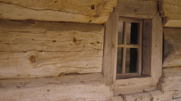 Vieille fenêtre en bois dans la maison — Video