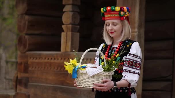 Ukrainian woman in traditional Ukrainian national costume with easter basket — Vídeo de stock